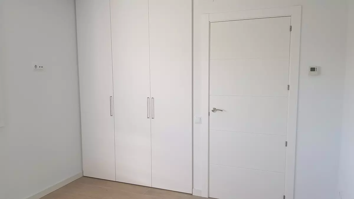 puerta y armarios empotrados blancos Armarios empotrados Oviedo