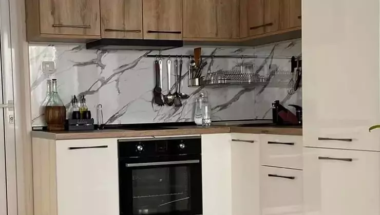 combinacion cocina blanca con pared de marmol